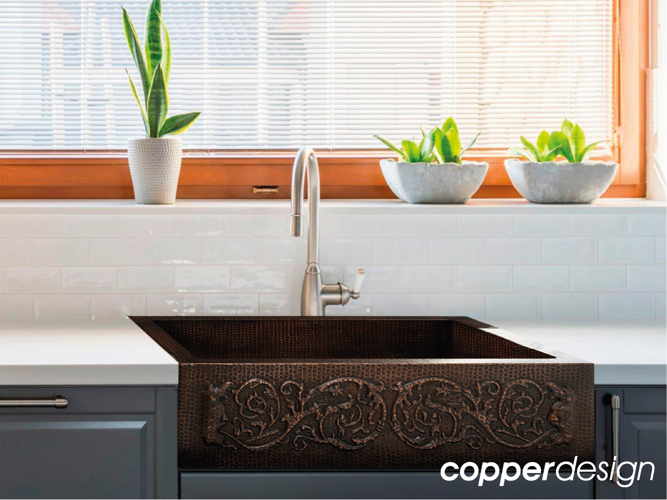 Fregadero de cocina de estilo rústico de cobre con diseño